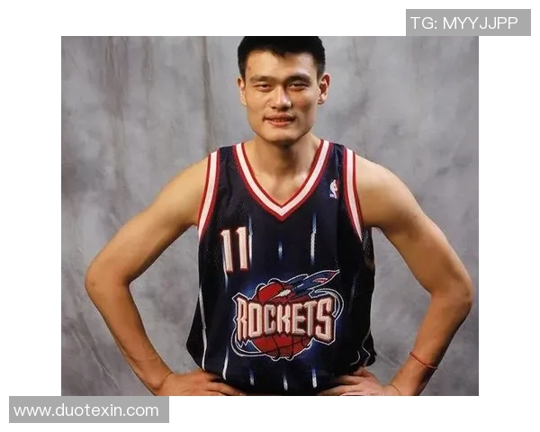 狗狗学姚明打篮球的搞笑瞬间让人忍俊不禁的可爱模仿秀